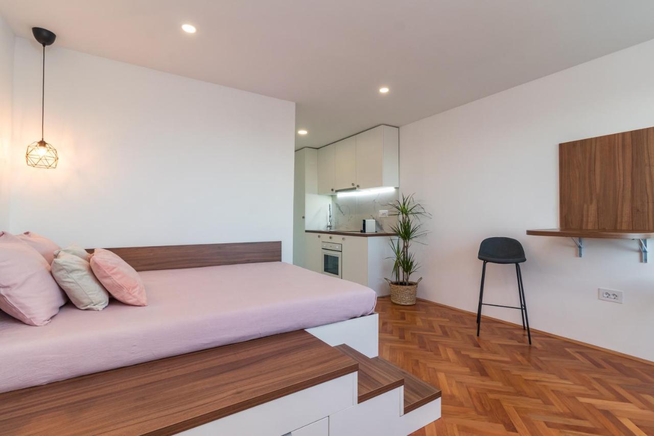 Top Floor Modern Apartment With Incredible Views พูลา ภายนอก รูปภาพ