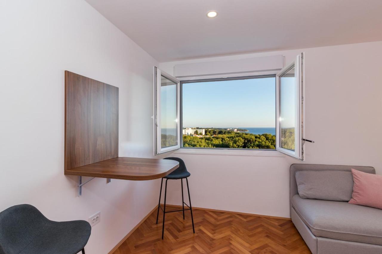 Top Floor Modern Apartment With Incredible Views พูลา ภายนอก รูปภาพ